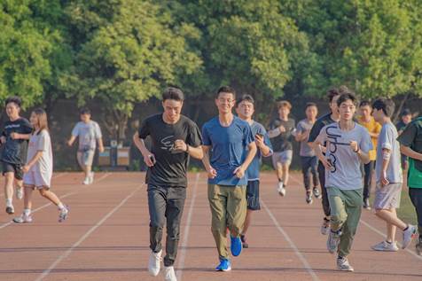 A group of people running on a trackDescription automatically generated with medium confidence A group of people running on a trackDescription automatically generated with medium confidence